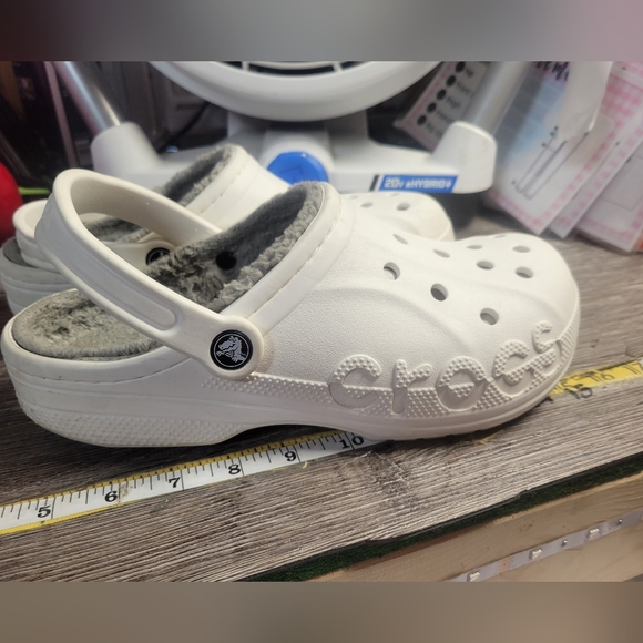 CROCS Shoes - CROCS White Lined Slip‎ on Shoes Mens Size 9 Women's Size 11